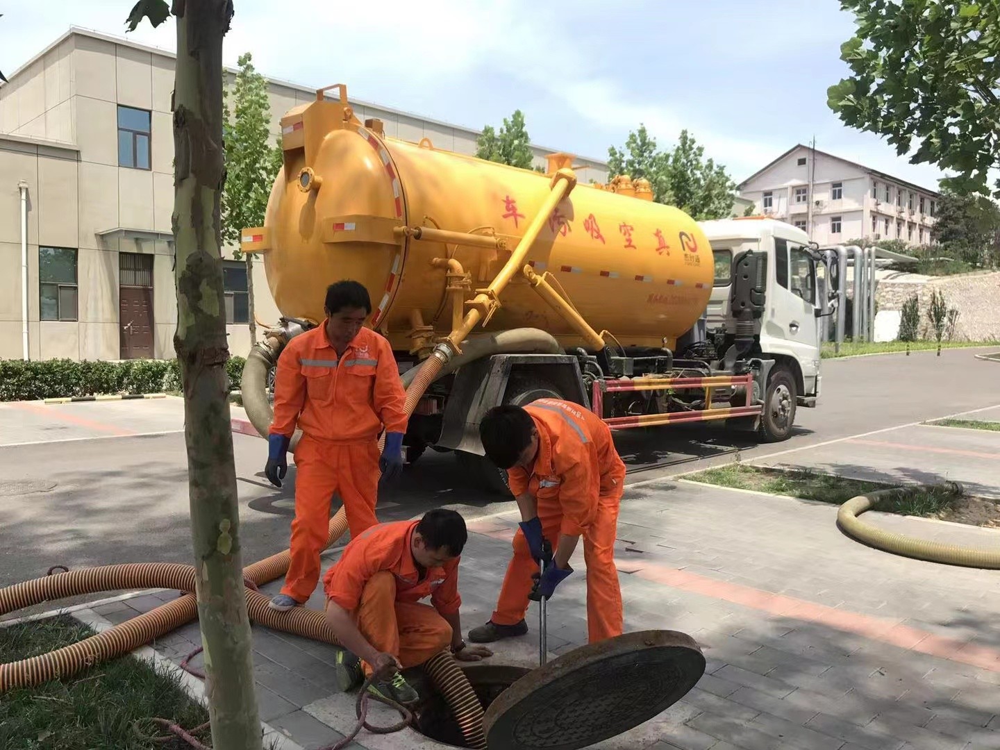 蓬江管道疏通车停在窨井附近